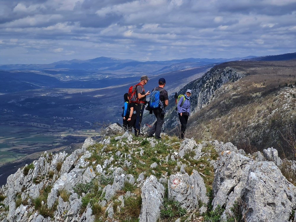 Na grebenu Šikovca pogled na dolinui Žbevnicu i Ćićarija u daljini  (Snimio Enes Seferagić Enki)